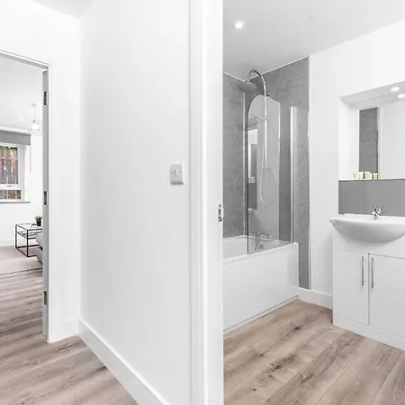 2 Bedroom - The Marsons Collection - New Luxury - Balcony - Secure Parking Apartment *