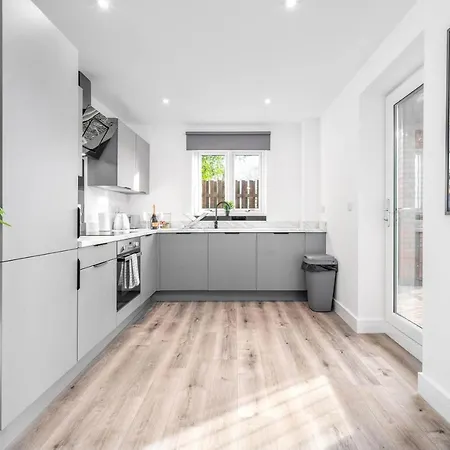 2 Bedroom - The Marsons Collection - New Luxury - Balcony - Secure Parking Apartment