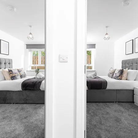 Apartment 2 Bedroom - The Marsons Collection - New Luxury - Balcony - Secure Parking *