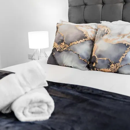 Apartment 2 Bedroom - The Marsons Collection - New Luxury - Balcony - Secure Parking Birmingham